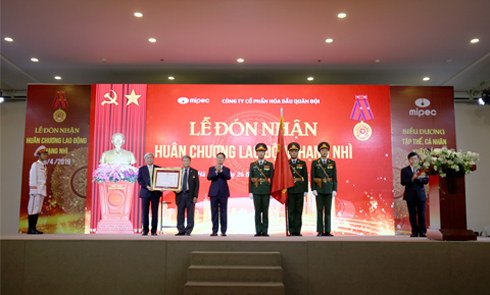 CÔNG TY CỔ PHẦN HÓA DẦU QUÂN ĐỘI VINH DỰ ĐÓN NHẬN HUÂN CHƯƠNG LAO ĐỘNG HẠNG II