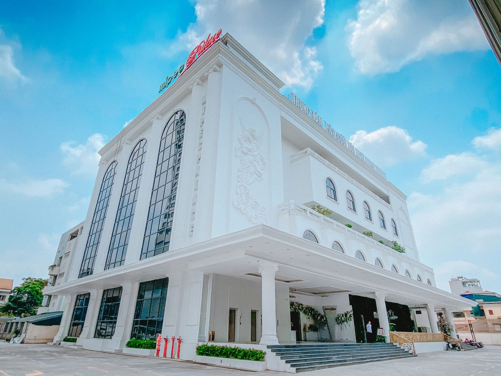 NHÀ HÀNG - TIỆC CƯỚI - HỘI NGHỊ